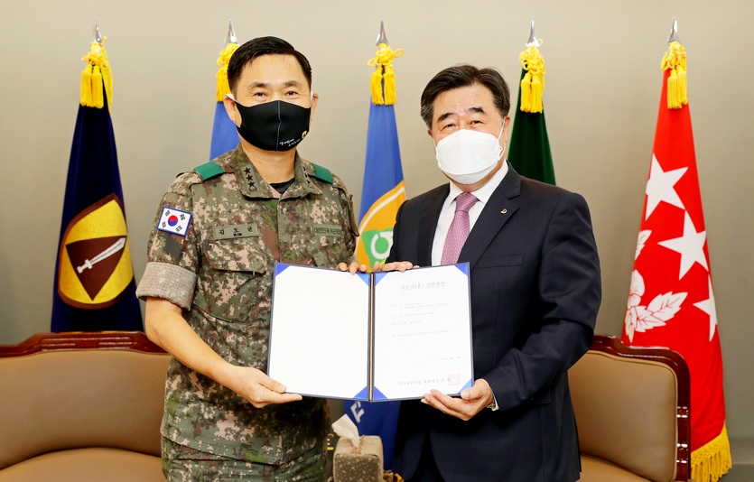 수도방위사령부에서 최근 열린 위문금 전달식에서 (오른쪽부터)김형 대우건설 대표이사, 김도균 수도방위사령관이 기념사진을 찍고 있다. 사진=대우건설