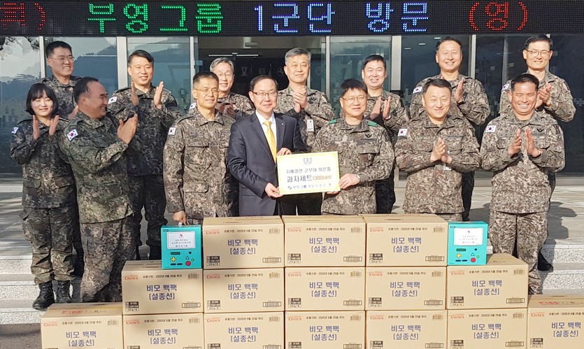 지난해 부영그룹과 1군단 관계자가 설날 위문품 전달 후 기념 사진을 찍고 있다. 사진=부영그룹