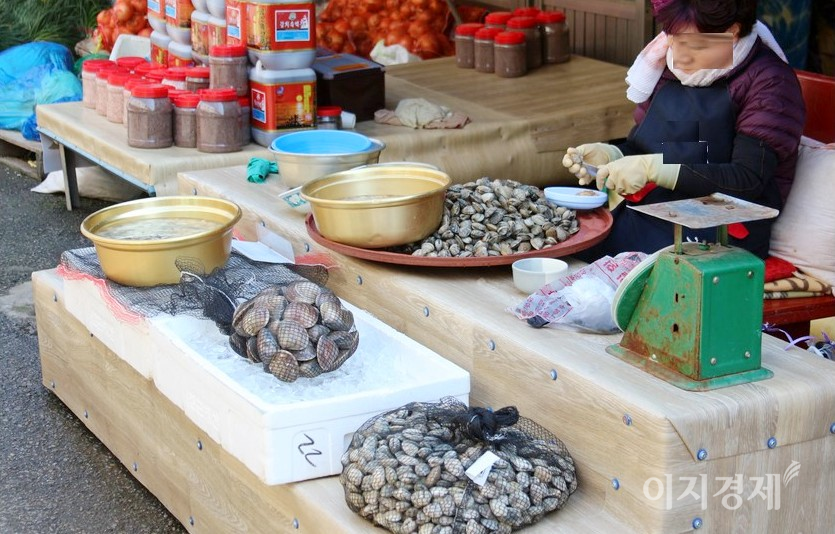 현대제철과 포스코가 ESG 경영을 위해 버려지는 패각(貝殼)을 제철공정 원료로 활용한다. 전북 부안 상설시장에서 한 상인이 바지락을 까고 있다. 사진=정수남 기자