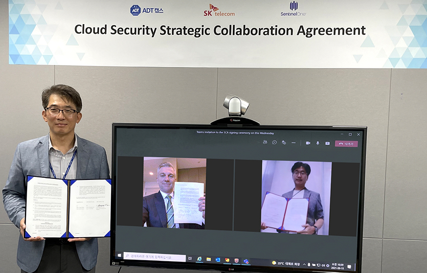 ADT캡스가 SK텔레콤, 센티넬원과 3자간 전략적 협력 협약을 체결하고, 클라우드 보안 솔루션 경쟁력 강화에 나선다고 16일 밝혔다. 비대면으로 진행된 이날 협약식에서 (왼쪽부터) ADT캡스 김병무 클라우드사업본부장, 센티넬원 에반 데이비슨 아태지역 및 인도, 일본 시장 총괄 부사장, SK텔레콤 김경남 S&C기술그룹장이 기념촬영을 하고 있다. 사진=ADT캡스