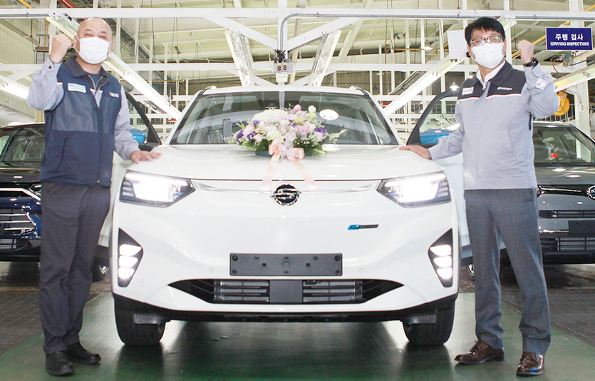 코란도 이모션 1호차에서 (오른쪽부터)정용원 관리인과 정일권 노동조합위원장이 기념사진을 찍고 있다. 사진=쌍용차