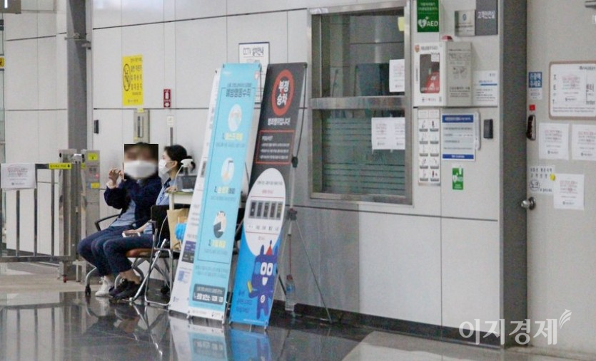 서울지하철 9호선 봉은사역 개찰구 옆에 서울교통공사 직원으로 보이는 2명의 직원이 앉아 있다. 사진=정수남 기자