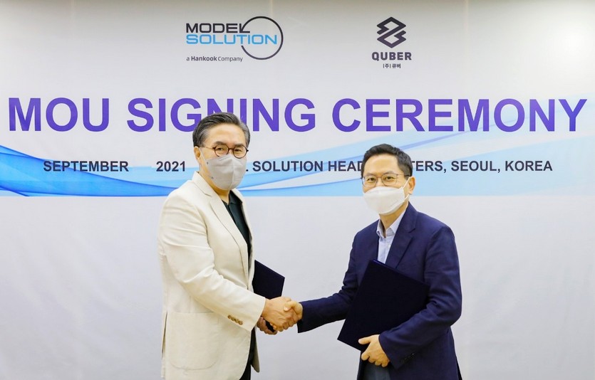 모델솔루션 (왼쪽부터)우병일 대표이사와 큐버 이장희 대표이사가 MOU 체결 후 기념사진을 찍고 있다. 사진=한국타이어