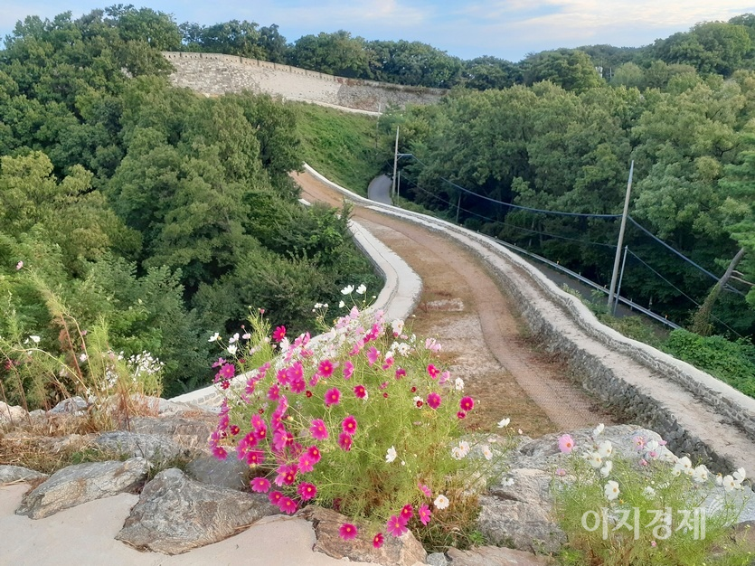 이번에는 반대로 옹성에서 남한산성으로 카메라 앵글을 맞췄다. 사진=정수남 기자