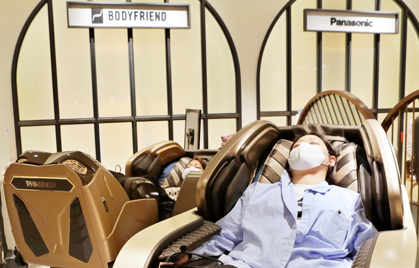 서울 소공동 본점 바디프랜드 매장에서 고객이 안마의자를 체험과 상담하는 모습. 사진=롯데백화점