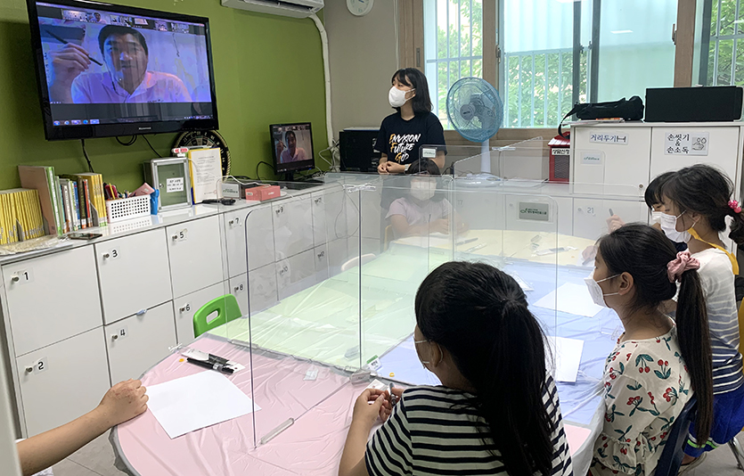 GS샵은 코로나19 장기화로 인한 저소득 가정 아동들의 학습 격차를 해소하고 정서적인 지원을 위해 비대면 봉사활동을 진행한다. GS샵 시니어봉사단 액티브러브 3기 활동 모습. 사진=GS리테일