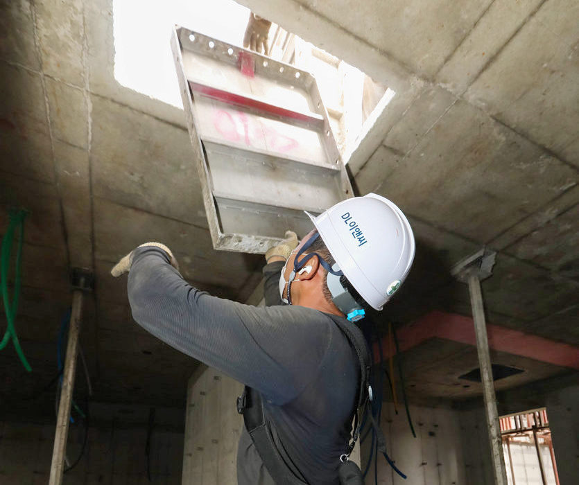 DL이앤씨가 제공한 근력보조 웨어러블 슈트 입은 현장 작업자. 근력보조 웨어러블 슈트는 작업자의 피로도와 근골격계 신체 부담을 줄여 안전사고 예방과 생산성 향상 효과가 있다. 사진=DL이앤씨