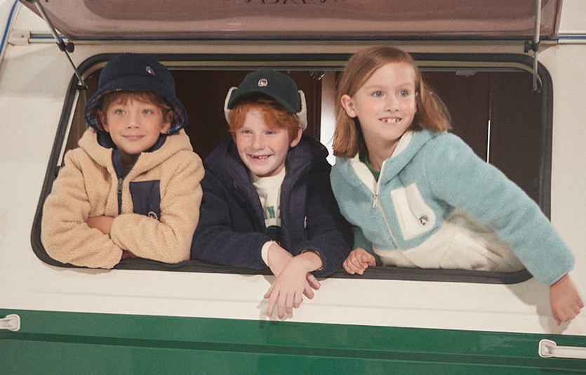 헤지스키즈의 캠핑 브랜드 포인터웍스가 가을을 맞아 ‘리틀캠퍼’를 콘셉트로 한 어린이 캠핑 패션을 선보였다. 포인터웍스 21 FW시즌 화보 이미지. 사진=헤지스키즈