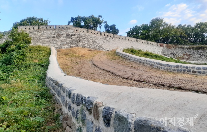 문화재청이 최근 복원 작업을 진행한 남한산성 제1 옹성. 제1 옹성은 병자호란 직후인 1638년 건축된 것으로 성문을 보호하기 위해 성벽 밖으로 길게 뻗어 있는 부대시설이다. 옹성 벽과 방어 진지 등에 시멘트가 발라져 있다. 사진=정수남 기자