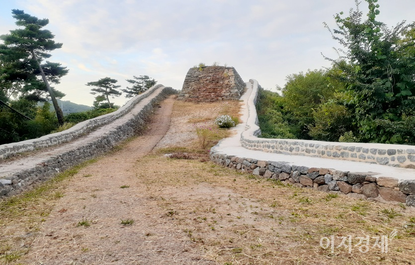 문화재청이 최근 복원 작업을 진행한 남한산성 제1 옹성. 제1 옹성은 병자호란 직후인 1638년 건축된 것으로 성문을 보호하기 위해 성벽 밖으로 길게 뻗어 있는 부대시설이다. 옹성 벽과 방어 진지 등에 시멘트가 발라져 있다. 사진=정수남 기자