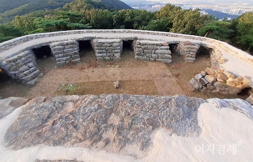 문화재청이 최근 복원 작업을 진행한 남한산성 제1 옹성. 제1 옹성은 병자호란 직후인 1638년 건축된 것으로 성문을 보호하기 위해 성벽 밖으로 길게 뻗어 있는 부대시설이다. 옹성 벽과 방어 진지 등에 시멘트가 발라져 있다. 사진=정수남 기자