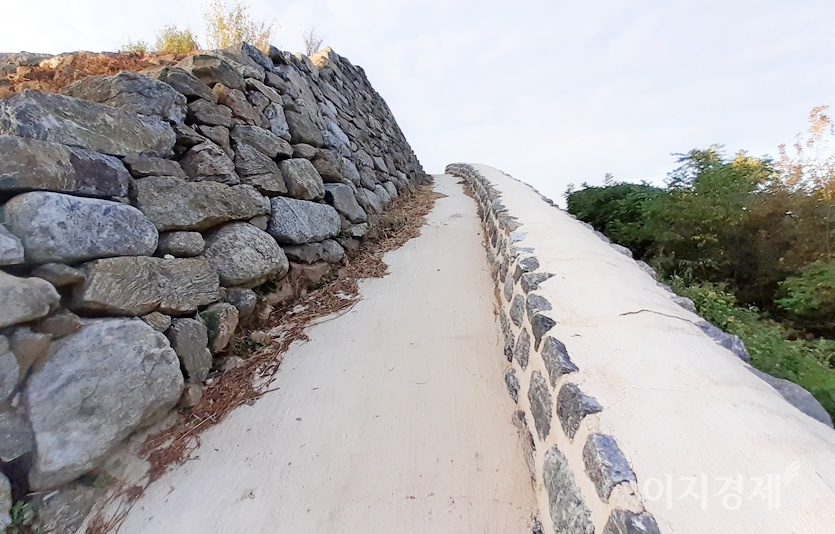 문화재청이 최근 복원 작업을 진행한 남한산성 제1 옹성. 제1 옹성은 병자호란 직후인 1638년 건축된 것으로 성문을 보호하기 위해 성벽 밖으로 길게 뻗어 있는 부대시설이다. 옹성 벽과 방어 진지 등에 시멘트가 발라져 있다. 사진=정수남 기자