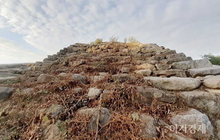 옹성 내부에 있는 장대(장수가 지휘하는 곳)는 돌로 축조해 옛 모습을 유지했으나, 장수가 선 상단은 역시 시멘트로 깔끔하게 마무리됐다. 사진=정수남 기자