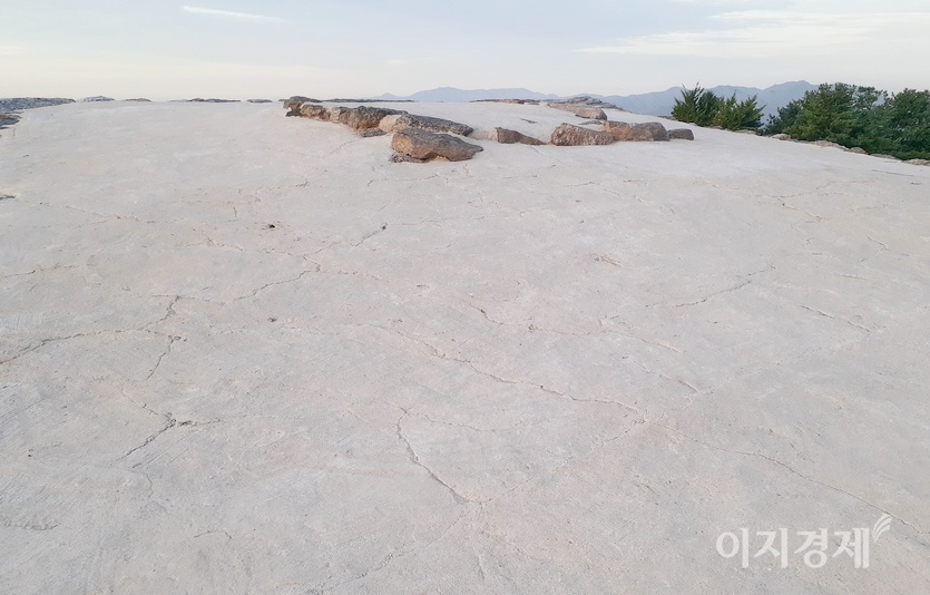 옹성 내부에 있는 장대(장수가 지휘하는 곳)는 돌로 축조해 옛 모습을 유지했으나, 장수가 선 상단은 역시 시멘트로 깔끔하게 마무리됐다. 사진=정수남 기자