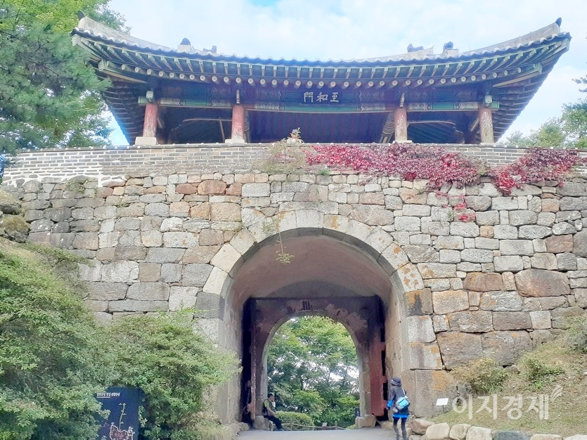 문화재청이 먼저 복원 작업을 마친 지화문(남문)과 남한산성 벽도 시멘트를 주재료로 활용했다. 사진=정수남 기자