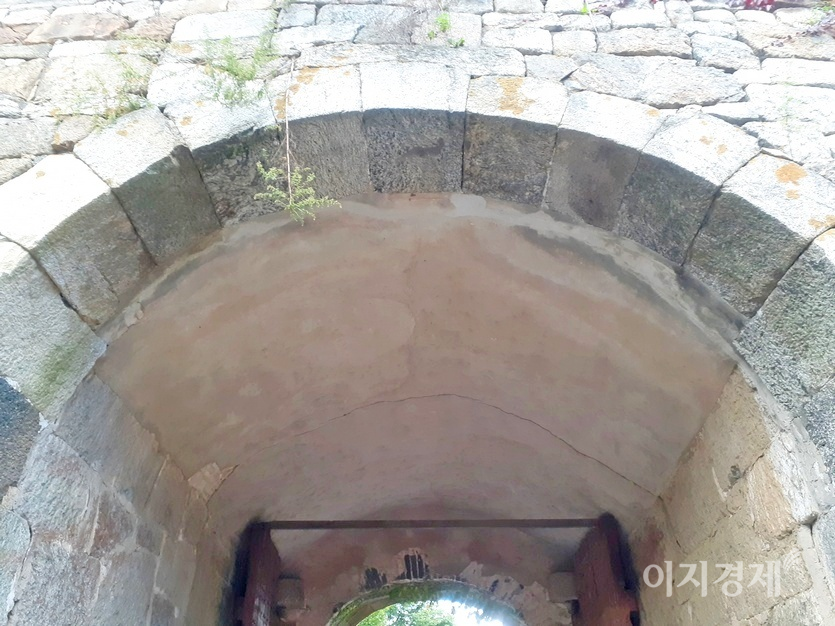 문화재청이 먼저 복원 작업을 마친 지화문(남문)과 남한산성 벽도 시멘트를 주재료로 활용했다. 사진=정수남 기자