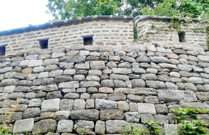 문화재청이 먼저 복원 작업을 마친 지화문(남문)과 남한산성 벽도 시멘트를 주재료로 활용했다. 사진=정수남 기자