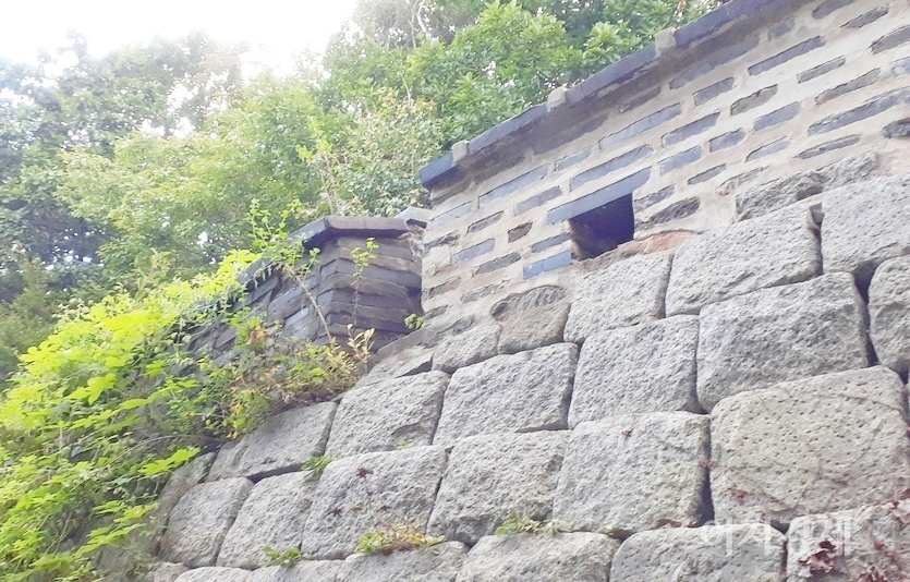 문화재청이 먼저 복원 작업을 마친 지화문(남문)과 남한산성 벽도 시멘트를 주재료로 활용했다. 사진=정수남 기자