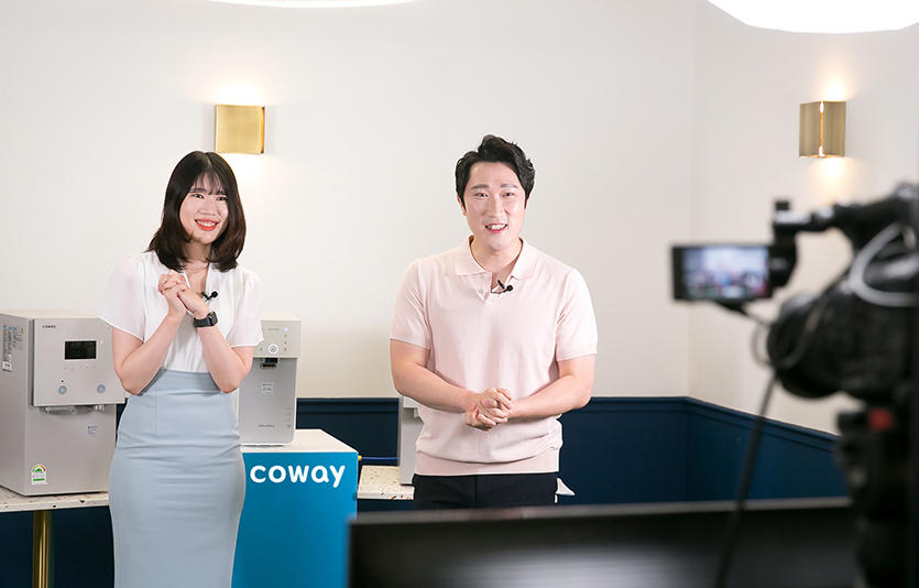 코웨이는 최근 MZ세대와의 소통을 위해 모바일 플랫폼에서의 실시간 영상 판매를 강화하고 있다. 코웨이  ‘사내 쇼호스트’가 실시간 영상 판매를 진행하는 모습. 사진=코웨이