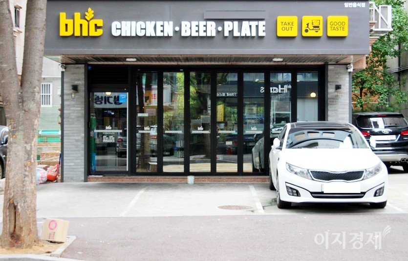 bhc치킨의 전국 가맹점의 평균 매출이 지난해 5억원을 돌파했다. 경기도 성남시 수정구에 있는 bhc치킨 가맹점. 사진=김성미 기자