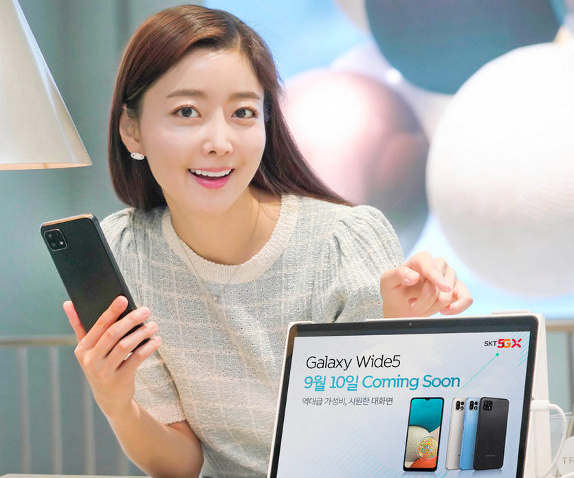 SK텔레콤이 40만원대에 6.6인치 대화면을 탑재한 5G 스마트폰 ‘갤럭시 와이드5’를 온오프라인에서 판매한다. 사진=SK텔레콤