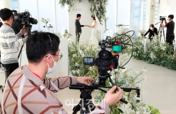 온라인으로 하객을 초대한 신랑과 신부가 지난 4일 강남구 소재 예식장에서&nbsp;‘유튜브 라이브 결혼식’을 진행하고 있다. 사진=KT