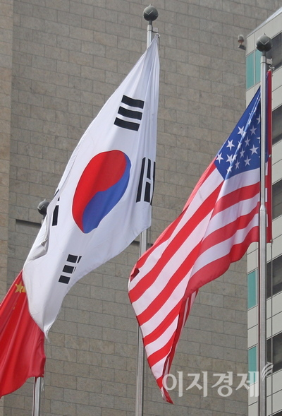 한국과 함께 미국에서더 ESG는 선택이 아닌 필수다. 현지 소비자 역시 지속가능성에 초점을 맞춘 소비를 지향하고 있어서다. (왼쪽부처)태극기와 미국 국기인 성조기. 사진=김성미 기자