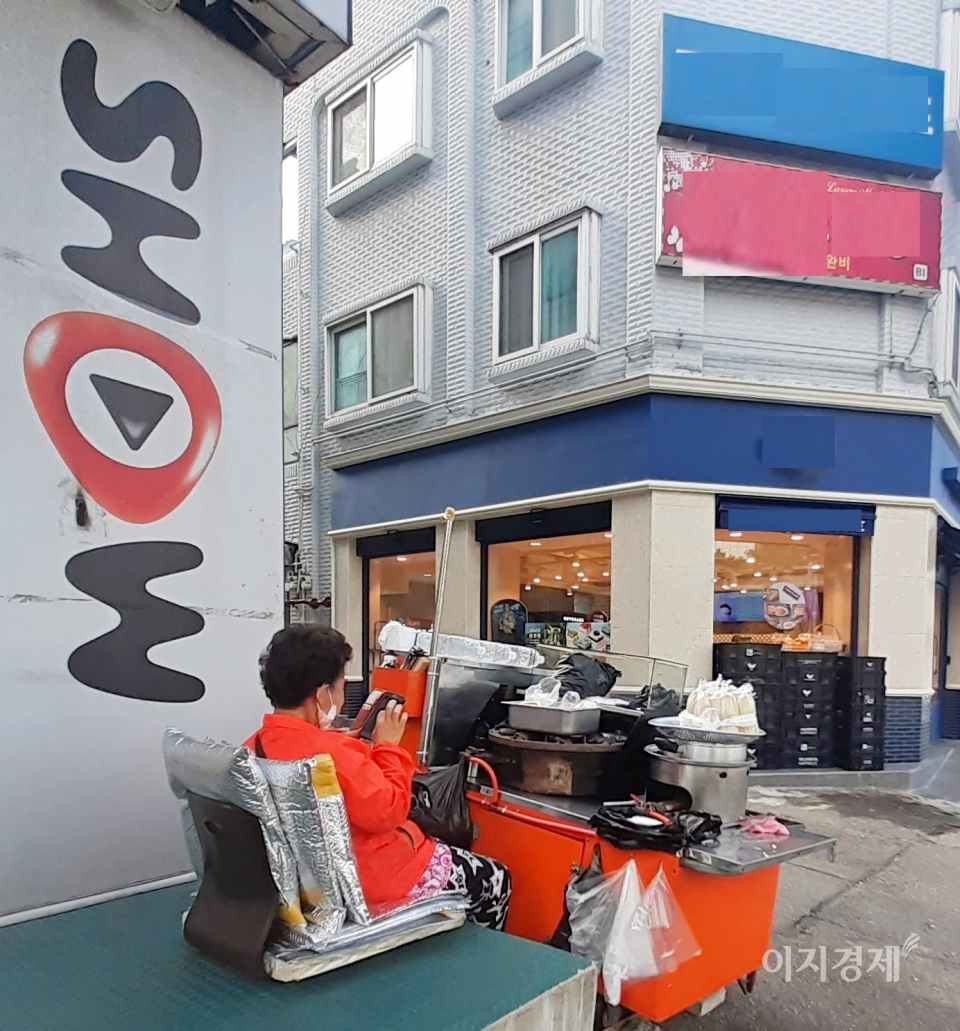 카메라를 망원으로 가져가자 배경까지 잡혔다. 바로 뒷 건물이 이통통신 대리점이다. KTF는 2009년대 6월 모기업 KT와 합병 전까지 이동통신 사업을 영위했다. 당시 식별번호 016을 사용하던 KTF는 SHOW를 주제로 브랜드 이미지를 강화했다. 사진=정수남 기자