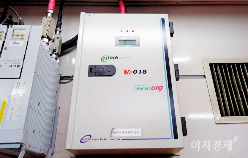 지하철 역사에 설치된 이동통신사 기지국은 여전히 016, 018, 019를 고수하고 있다. 017은 SK텔레콤, 018은 KT가 각각 흡수했다. 사진=정수남 기자