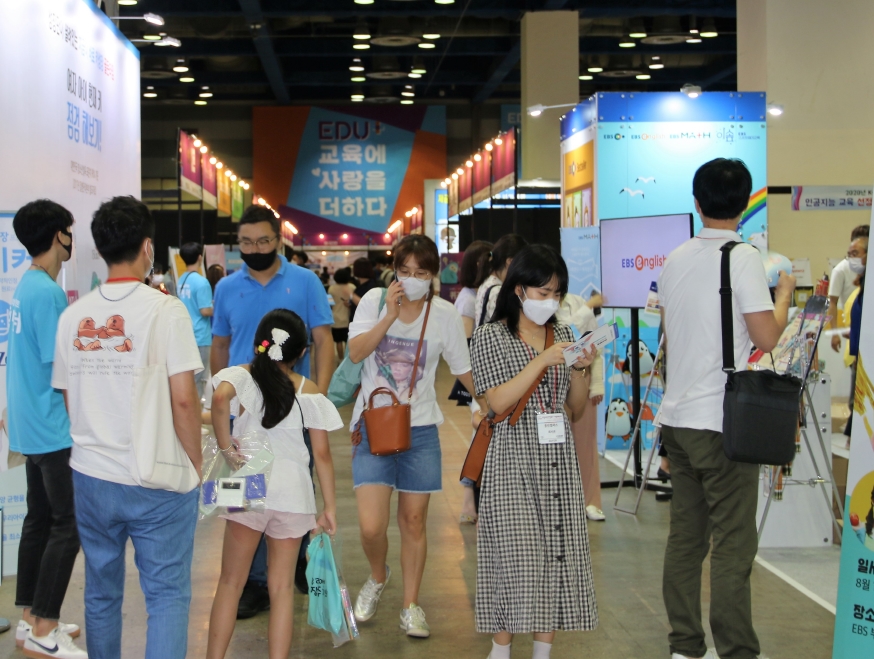 ‘제12회 2021 에듀테크쇼+초등교육전’이 이달 30일부터 10월 3일까지 코엑스(C홀)에서 열린다. 2020 에듀테크쇼+초등교육전에서 관람객들이 전시장을 둘러보고 있다. 사진=글로벌비즈익시비션
