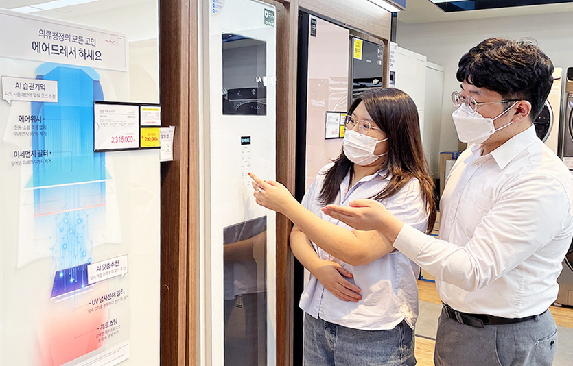 전자랜드가 4분기 주목할 가전제품으로 의류관리기, 안마의자, 공기청정기, 김치냉장고를 선정했다. 30대 고객들이 전자랜드에서 의류관기를 살피고 있다. 사진= 전자랜드