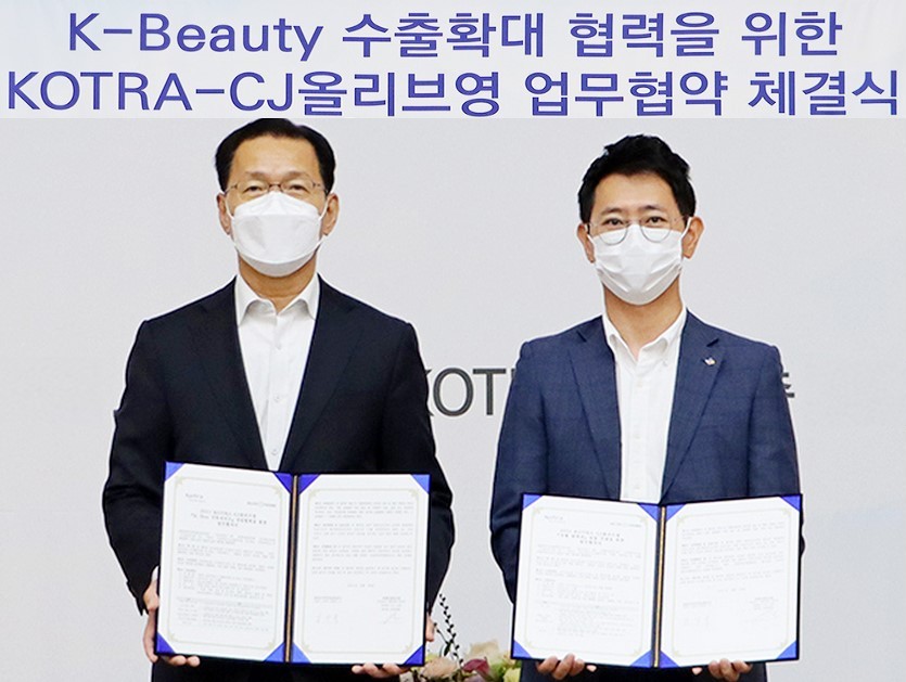 (오른쪽부터)정윤규 CJ올리브영 경영지원담당 상무와 김상묵 KOTRA 혁신성장본부장이 협약 체결 후 기념사진을 찍고 있다. 사진=CJ올리브영