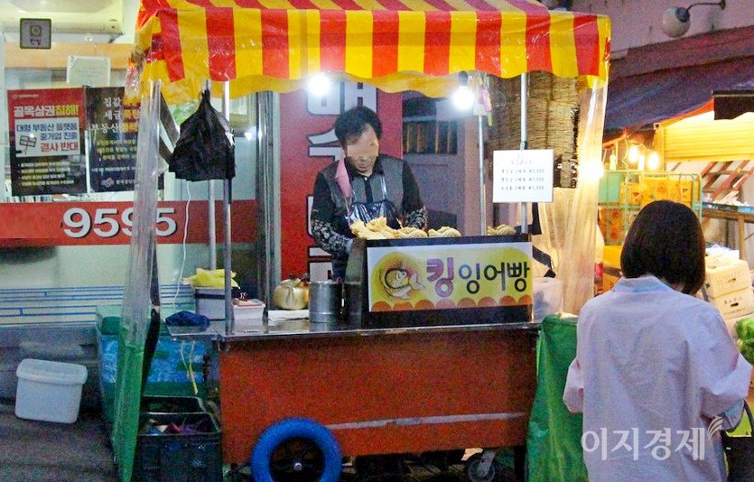 다만, 그동안 밀가루 등 원자재 가격이 올랐지만, 붕어빵 몸값은 4월 철수 당시와 가격은 같다. 팥앙금, 슈크림이 2개 각각 1000원이다. 아울러 주인장은 새로운 가격대도 선보였다. 팥앙금 5개에 2000원. 이는 지난해 10월 문을 열면서 종전 3개 1000원에서 2개 1000원으로 붕어빵 몸값을 52% 크게 올리자, 판매가 감소한 점을 감안한 전략으로 풀이된다. 이 가격 역기 물가인상률보다 높은 21% 인상이다. 8월 소비자물가지수는 전월대비 0.6%, 전년 동월대비 2.6% 각각 상승해서다. 사진=김진이 기자