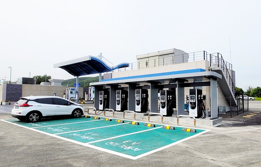 삼천리는 최근 경기도 용인 에버랜드에 CNG 충전, 전기차 충전, 수소 충전이 모두 가능한 융복합 충전소를 설치했다. 사진=삼천리