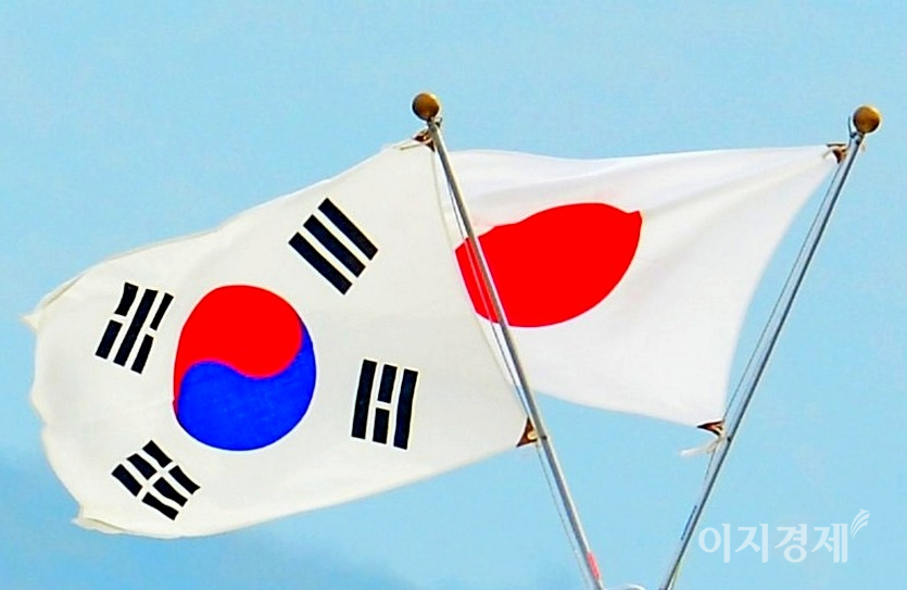 25일 정치권에 따르면 한국과 일본이 24일(현지시간) 위안부 문제를 두고 스위스 제네바 유엔인권이사회에서 공방을 펼쳤다. 태극기와 일장기. 사진=양지훈 기자