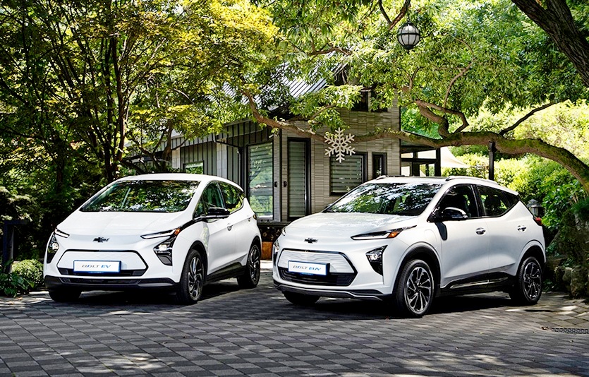 쉐보레 (왼쪽부터)볼트EV와 볼트EUV. 사진=한국GM