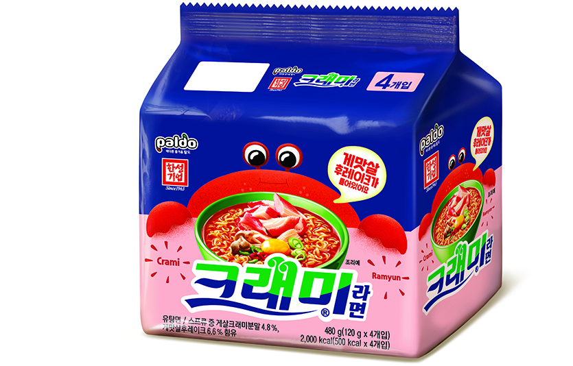 롯데마트가 국물라면 성수기 10월을 맞아, 해물 베이스의 얼큰한 국물라면 '팔도×한성기업 크래미 라면'을 롯데마트 및 롯데슈퍼에서만 단독 출시한다. 사진=롯데쇼핑
