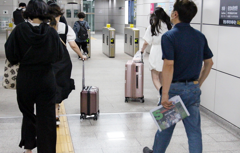 코로나19 국내 신규 확진자가 74일 연속 1000명 이상 발생하고 있지만, 추석 연휴 첫날인 18일 아침 여행객들이 서울지하철 9호선 김포공항행 열차를 타기 위해 8호선 환승 출구로 향하고 있다. 사진=김성미 기자