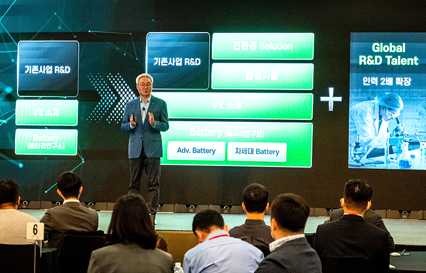 SK이노베이션 김준 총괄 사장이 2일(현지시각) 미국 샌프란시스코에서 열린 ‘글로벌 포럼’에서 SK이노베이션의 파이낸셜스토리 전략과 회사의 미래 비전 등을 소개하고 있다. 사진=SK이노베이션