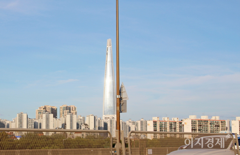 서울 동부간선도로 대치동 구간에서 잡은 롯데월드타워. 도로 중앙분리대에 있는 철기둥 구조물이 롯데월드타워를 지지하는 것처럼 보인다. 사진=정수남 기자