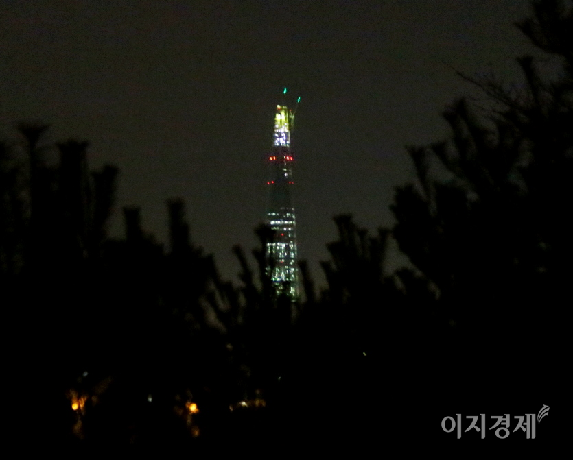 2016년 상반기 막바지 공사가 한창인 롯데월드타워를 서울공항 활주로 끝에서 잡았다. 사진=정수남 기자