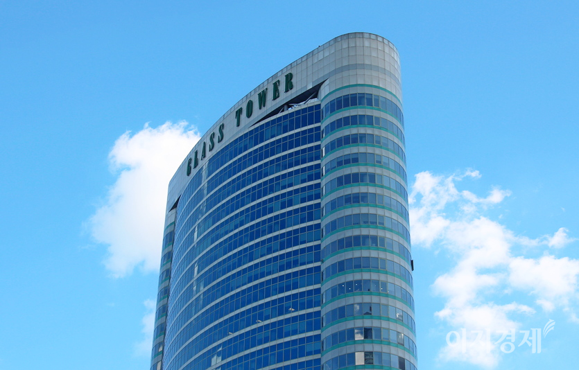 하늘은 높고 말이 살찌는 천고마비의 계절 가을. 서울 대치동 글라스 타워가 높은 하늘과 어우러졌다. 빌딩명 ‘GLASS’와 파란 하늘이 녹색의 풀 ‘GRASS’를 떠올리게 한다. 사진=정수남 기자