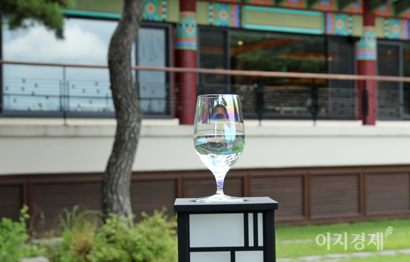 유리로 만든 GLASS를 통해 본 한옥의 단청. 유리잔 너머로 광진구 워커힐 호텔에 있는 한옥을 잡았다. 사진=정수남 기자