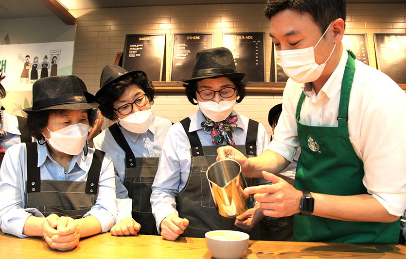 스타벅스는 어르신 바리스타들의 교육 지원을 재개하며 어르신들의 일자리 확대를 지원한다. 사진=스타벅스커피 코리아