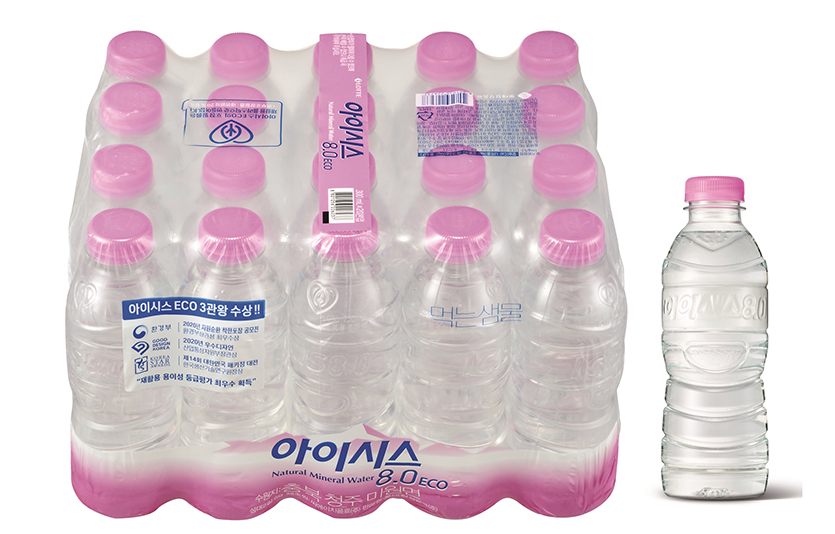 롯데칠성음료가 무라벨생수 인기에 힘입어 ‘아이시스8.0 ECO’ 300㎖ 소용량 제품을 출시하고 묶음용 포장재에 재생 원료를 섞은 친환경 포장으로 친환경 경영에 속도를 낸다. 사진=롯데칠성음료