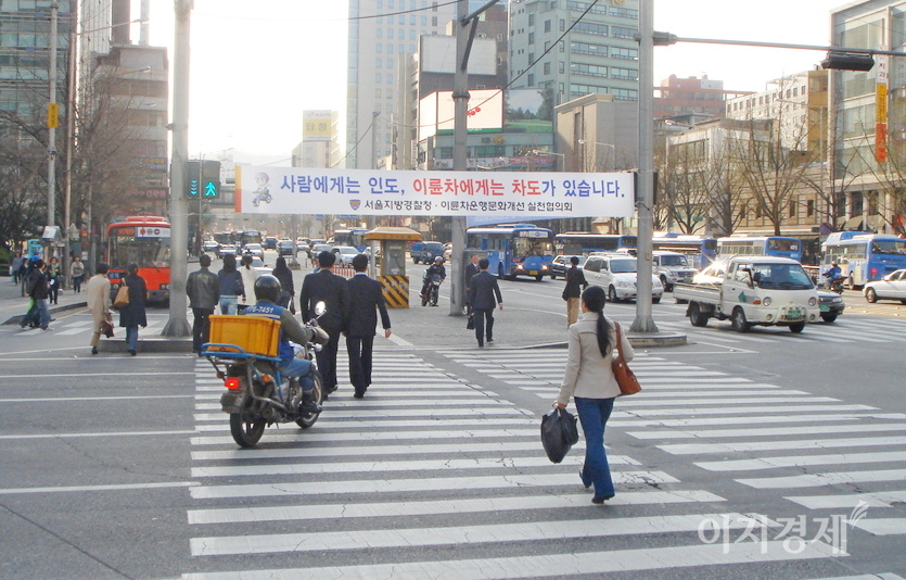 이륜차. 횡단보도 주행은 기본. 사진=정수남 기자