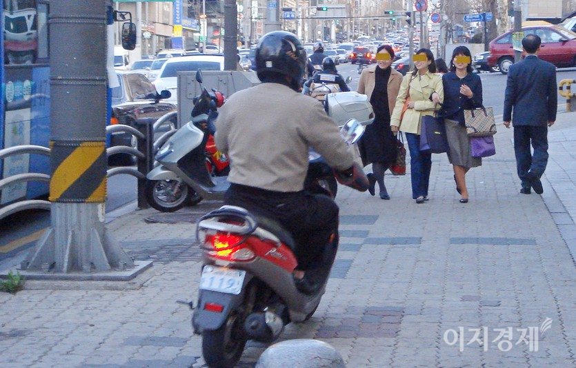 이륜자, 인도 주행도 필수. 사진=정수남 기자
