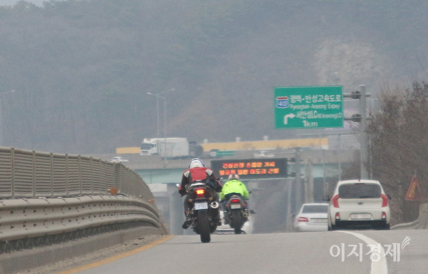 이륜차, 가끔 질주 본능을 위해서는 경부고속국도도 달리고. 사진=정수남 기자