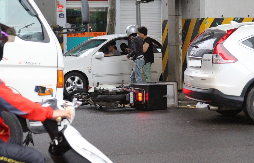이륜차, 그러다 사고가 나면 일반차량 운전자에게 떠 넘기고, 사진=정수남 기자