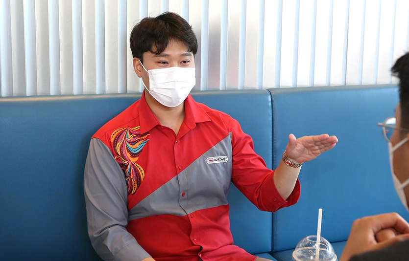 BBQ수원영통1호점 임민수 사장이 자신의 성공 스토리를 설명하고 있다 사진=제너시스BBQ